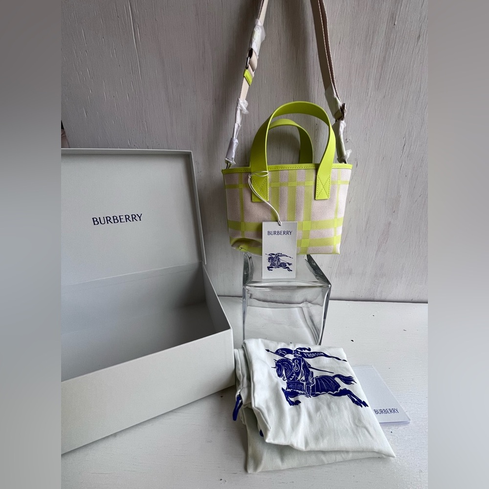 BURBERRY Check Tote- Vivid Lime - Picture 14 of 16